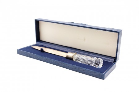 Abre cartas em prata com cabo em cristal lapidado e estojo original